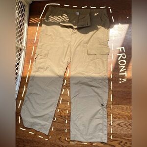 🚛Cute Cargo Pants🚛
-Old Navy 
-Size L